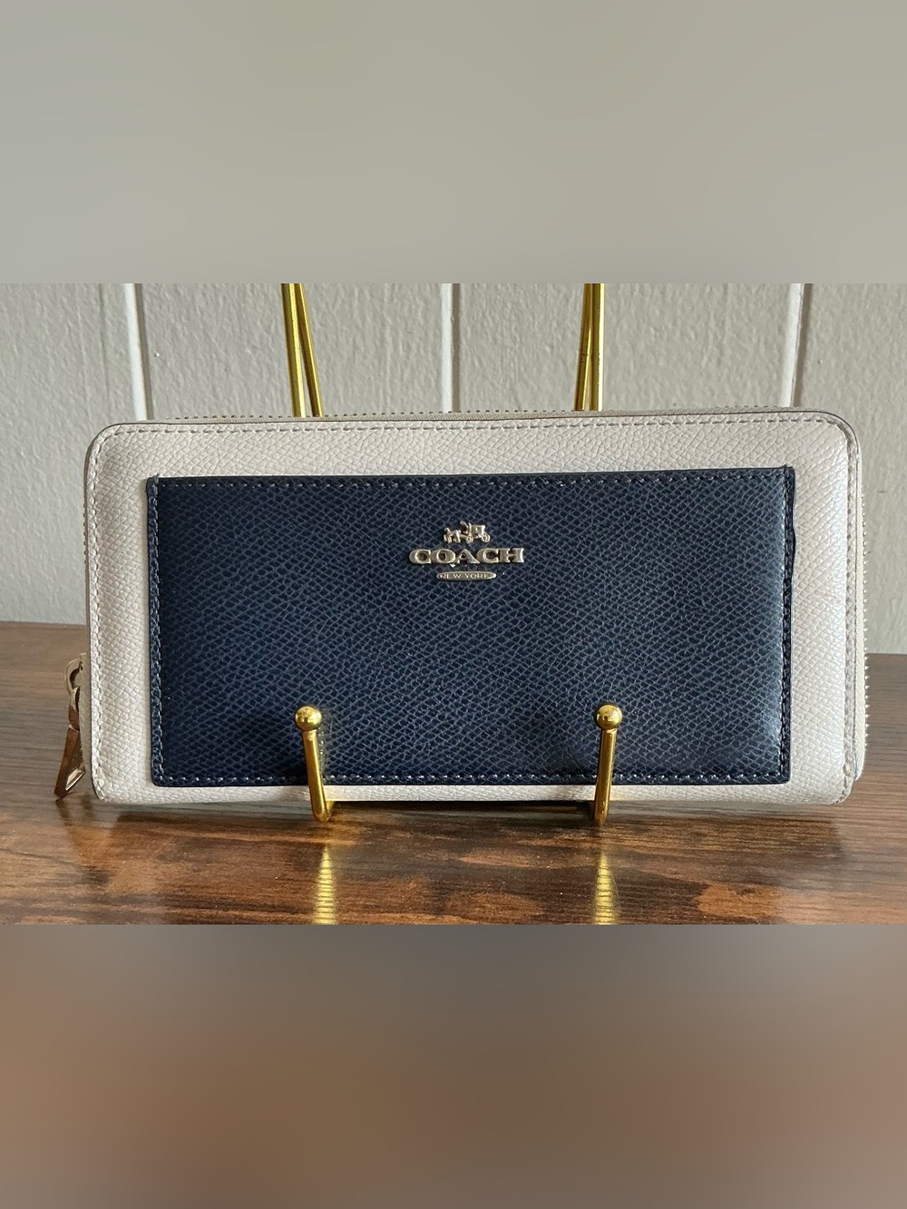 Rare two-tone Coach accordion zip around chalk white navy blue Leather Wallet